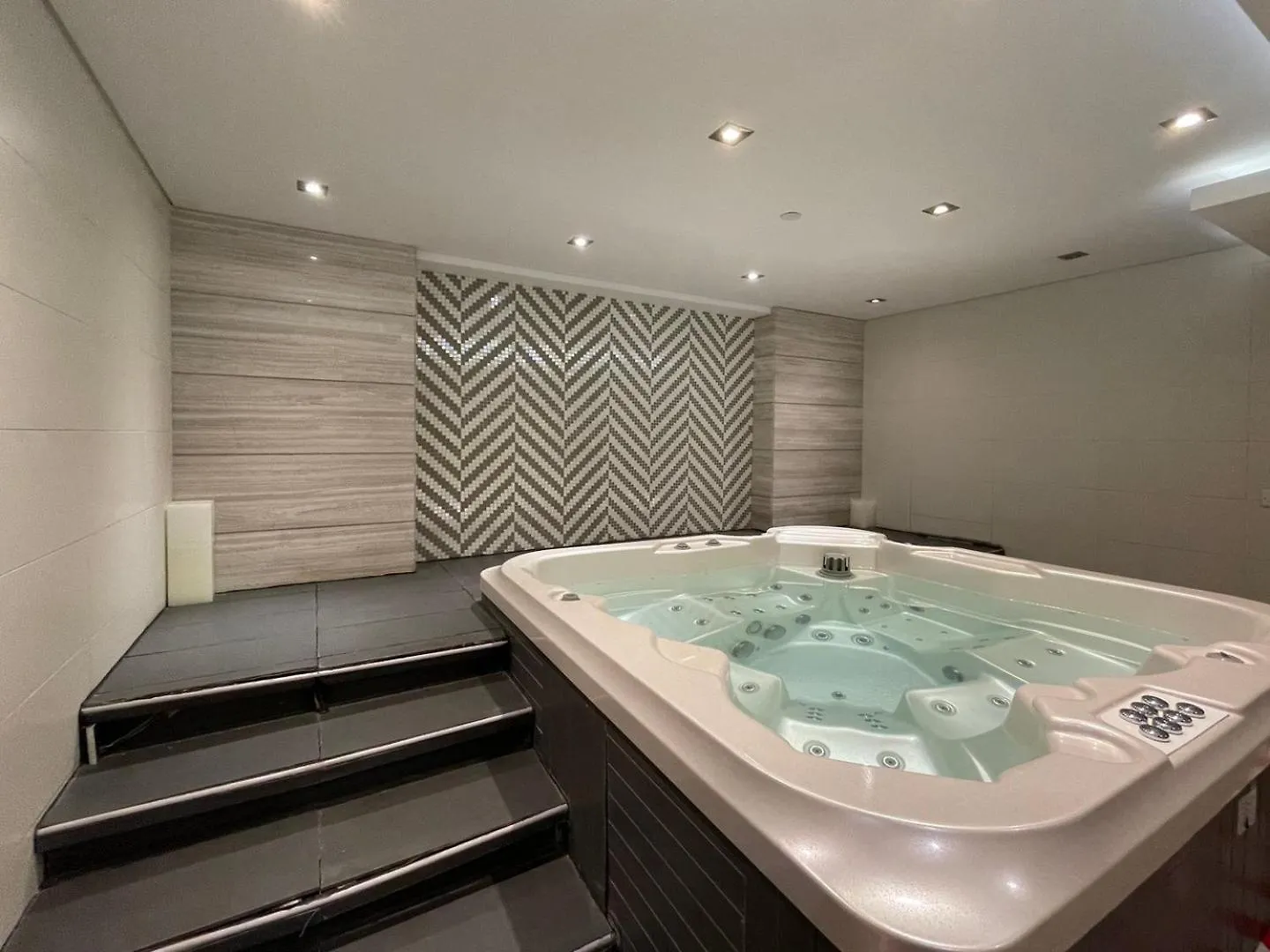 Guestready - Modern Grey With Pool And Gym Apartment Dubai United Arab Emirates